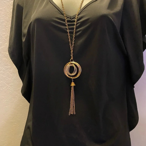 🆕 Julie’s Closet Black Blouse with Accent Necklace - Picture 5 of 9